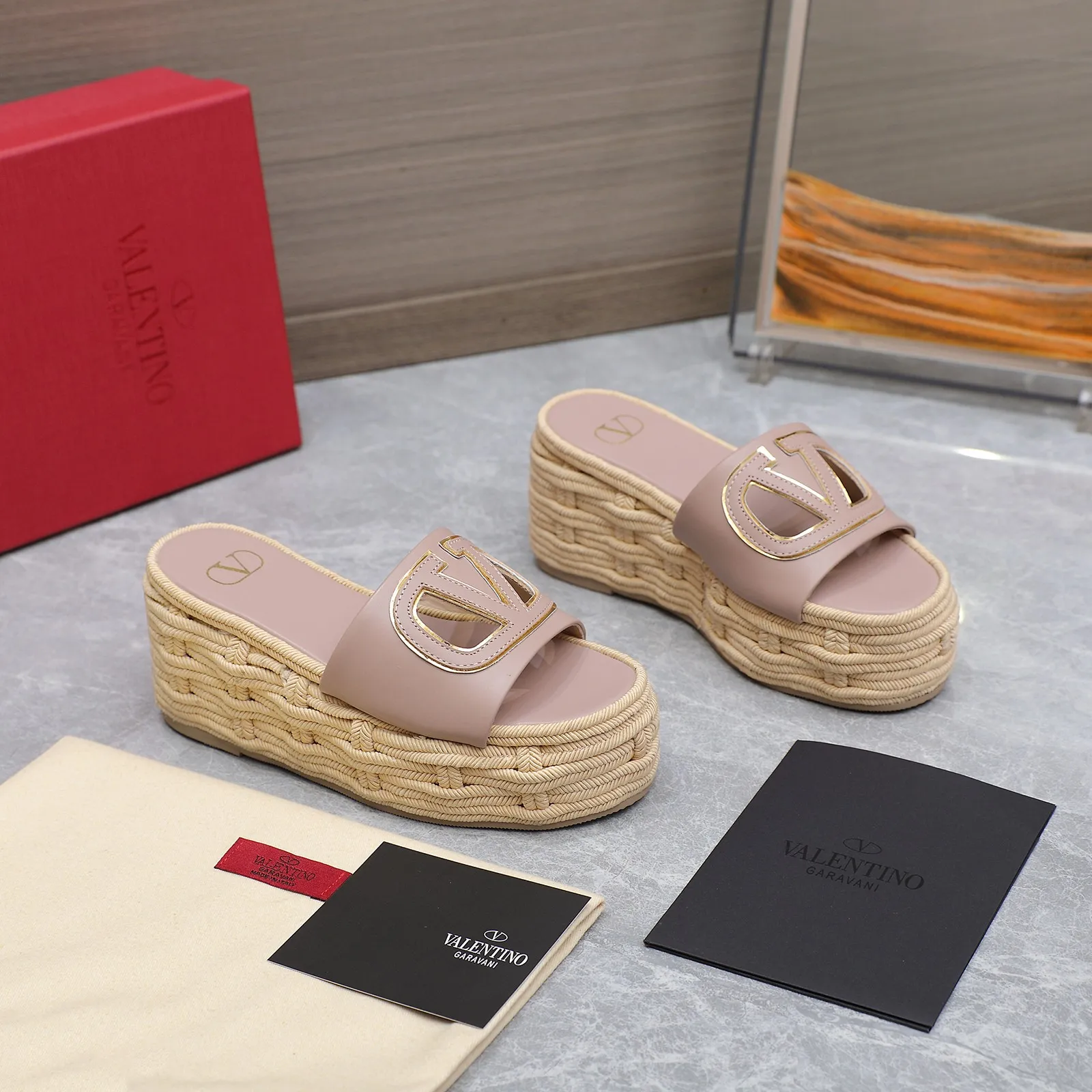 👟👟Ex-factory price 640👟👟The highest version💯💯💯 2024 early spring counter catwalk style updated simultaneously 💗Valentino💗Valentino Wedge hemp rope bottom slippers/follow-up sandals series ——————————Top version Super creative craft design highlights the brand’s unique style, luxury fashion and highly recognizable Exquisite round head, perfect side arc, extremely pure taste, ladylike temperament and full of femininity‼ ️ Upper: Made of imported cowhide. Lining: Made of mixed sheepskin. Italian imported cowhide outsole. Wedge heel back height: 8.5CM. Front height: 5.5CM. Code number: 35-41 (41 customized)